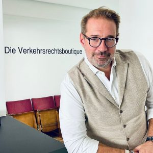 Tim Geissler vor dem Schriftzug „Die Verkehrsrechtsboutique“