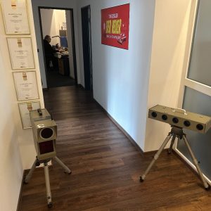 Kanzlei-Flur mit zwei Blitzern und Zertifikaten an der Wand