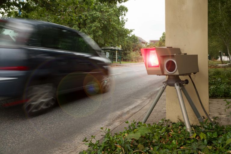 Auto wird von stationärem Blitzer erfasst